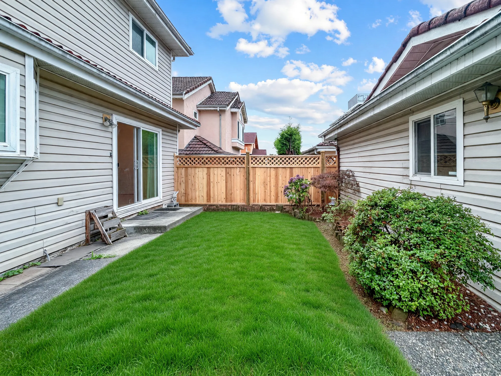The side garden between the house and the neighbouring wall